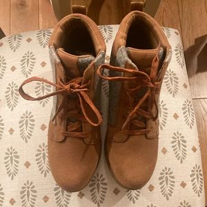 NWOT Grey wool and camel suede wedge ankle boots